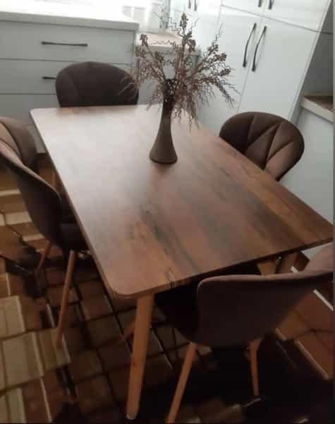 عکس میز و صندلی خوش نشین در سیابان تبریز