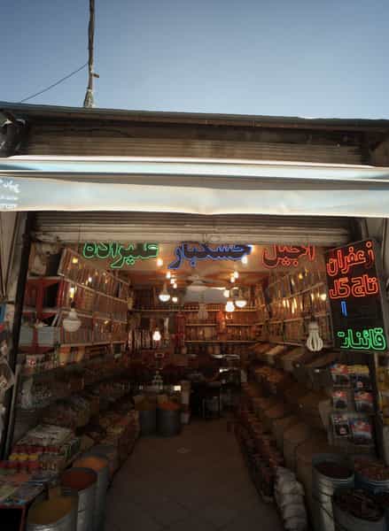 عکس آجیل خشکبار علیزاده در پایین خیابان مشهد