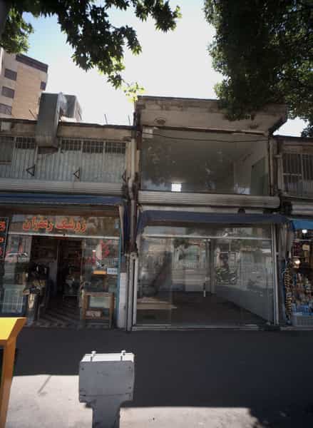 عکس خشکبار طبرسی در پایین خیابان مشهد