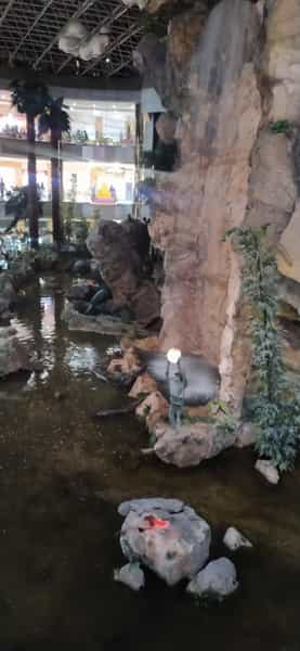 عکس مرکز خرید آرمان در پایین خیابان مشهد