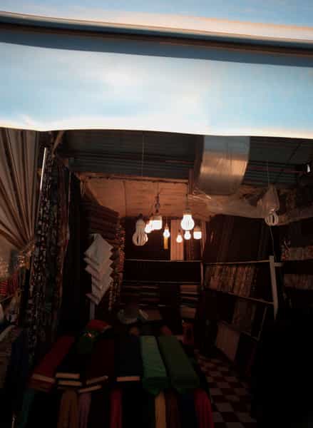 عکس پارچه فروشی در حرم مطهر رضوی مشهد