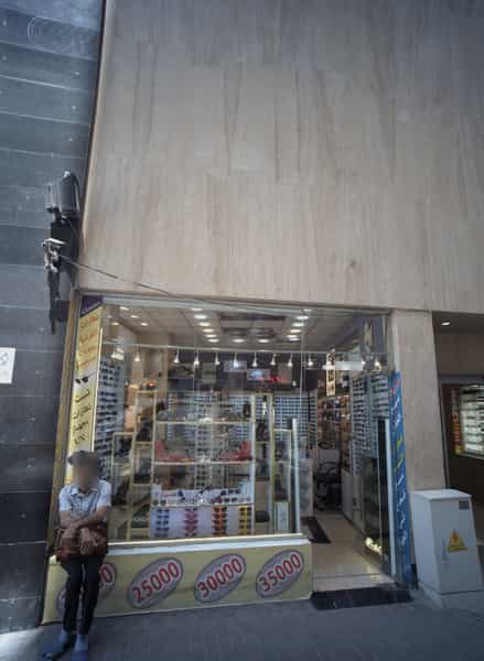 عکس عینک فروشی در پایین خیابان مشهد