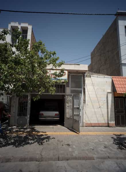 عکس تعمیرگاه اتومبیل قلاویزی جوان در رسالت مشهد