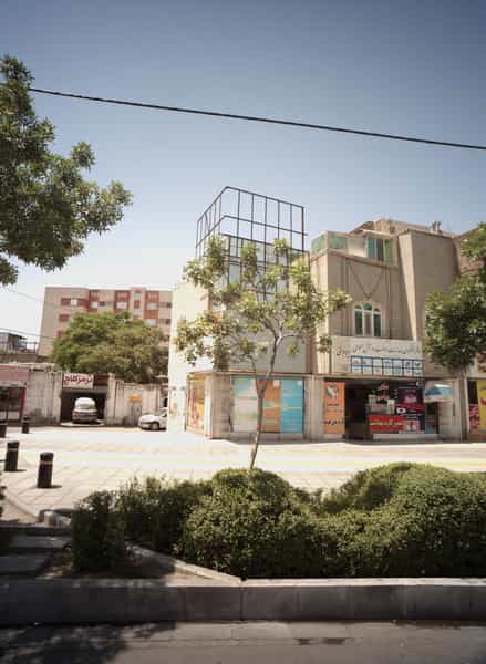 عکس تعمیرگاه اتومبیل در پایین خیابان مشهد