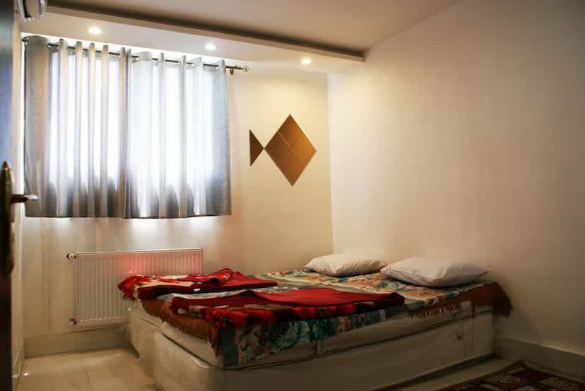 عکس هتل مهدیار در پایین خیابان مشهد