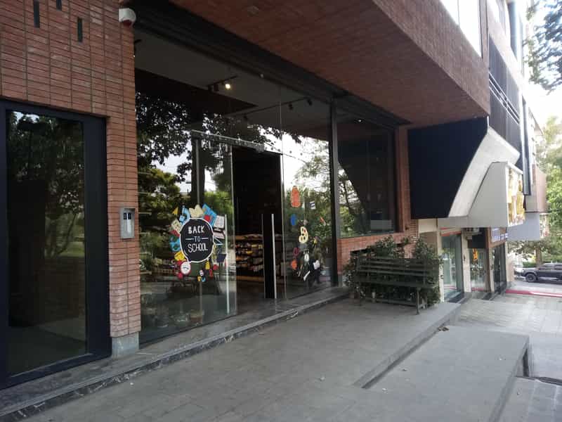 عکس کتاب‌فروشی کافه کتاب ایوان در عظیمیه کرج