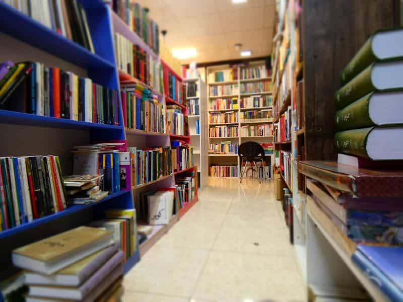 عکس کتاب‌فروشی نشر وارش در اصفهانی ساری