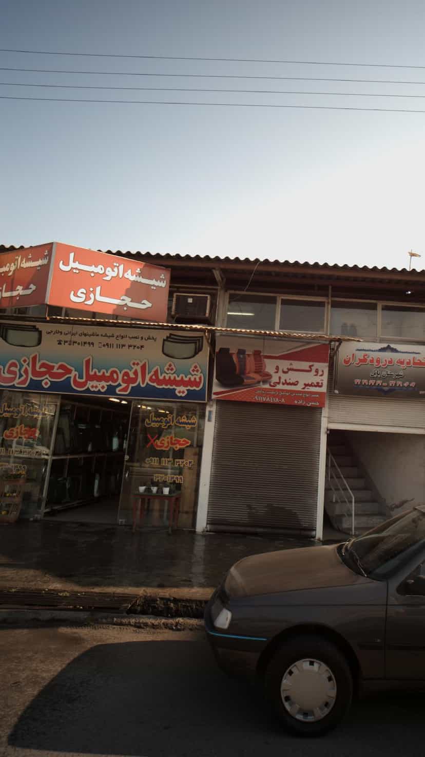 عکس شیشه اتومبیل حجازی در کیجا تکیه بابل