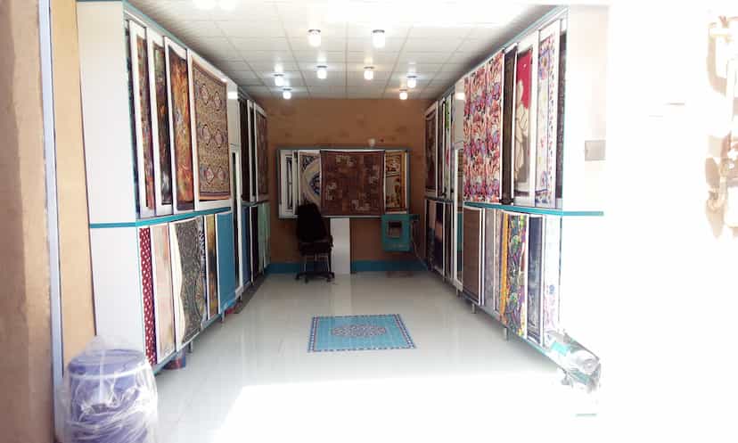 عکس شال و روسری رنگارنگ در بافت تاریخی یزد