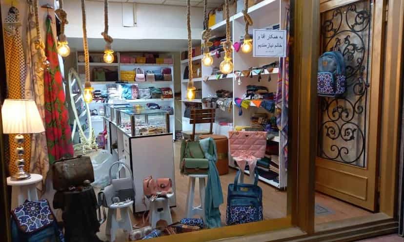 عکس فروشگاه شال و روسری و کیف ژوتم اسلام‌شهر