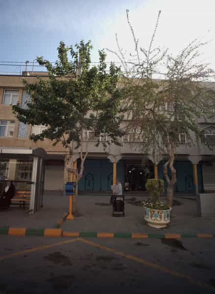 عکس فروشگاه کیف ودمپایی در پایین خیابان مشهد