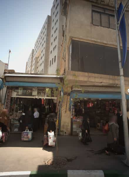 عکس فروشگاه کیف در پایین خیابان مشهد