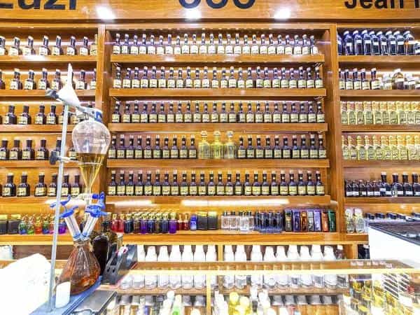 عکس عطریات صاحب الزمان در عنصری مشهد