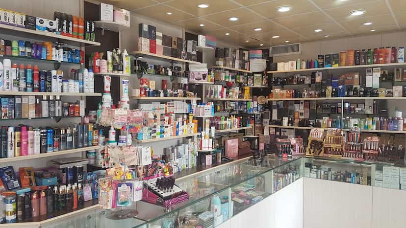 عکس آرایشی بهداشتی چشمک در سینما سعدی شیراز