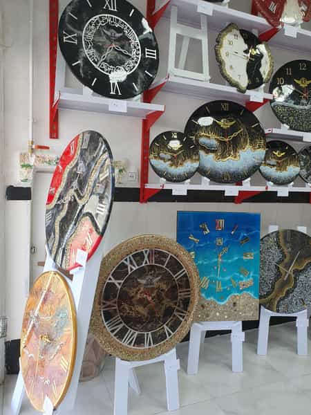 عکس ساعت دیواری رزینی سیـاسیـاهی در مسیر نفت کرمانشاه