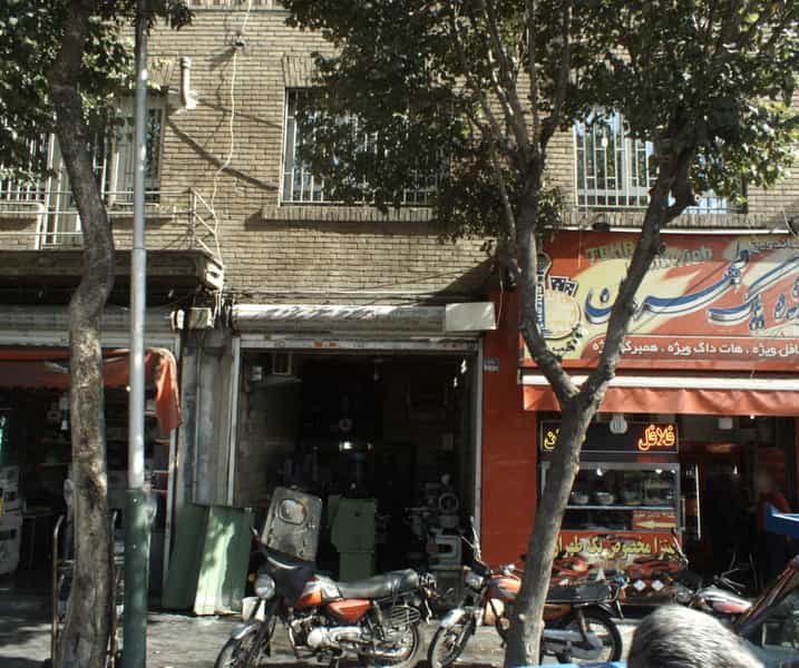 عکس فروشگاه و تعمیرگاه لوازم صنعتی در قیام 