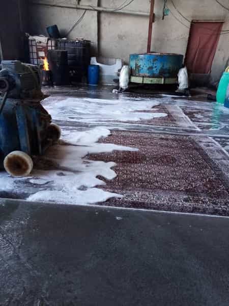 عکس قالیشویی و مبل شویی حسین علیزاده در فرودگاه تبریز