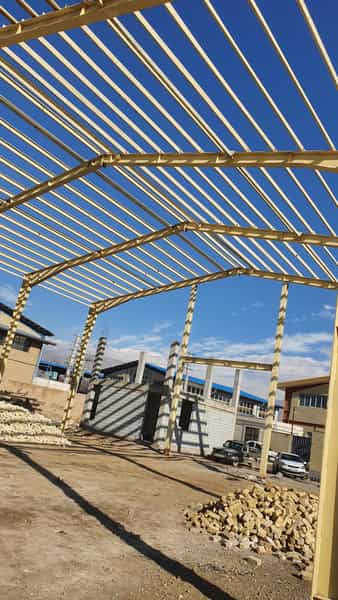 عکس اسکلت فلزی و سوله و درب پنجره در امامزاده قدس