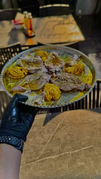 عکس طباخی هژیر در گلها رباطکریم