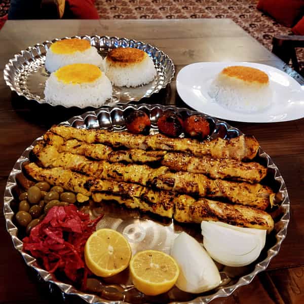 عکس رستوران سنتی آب اتش در گلها رباطکریم