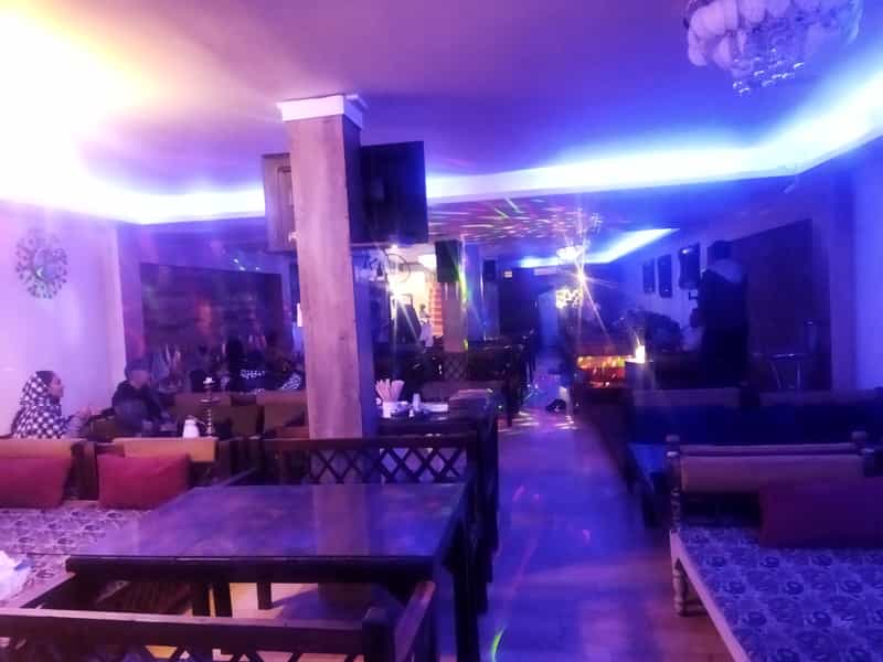 عکس رستوران سنتی آب اتش در گلها رباطکریم