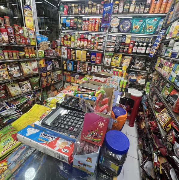 عکس آرایش بهداشتی و مواد غذایی آیلین در بازار بندرعباس