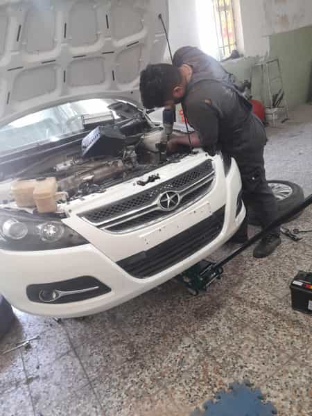 عکس مکانیکی چینی در معلم رباط‌کریم