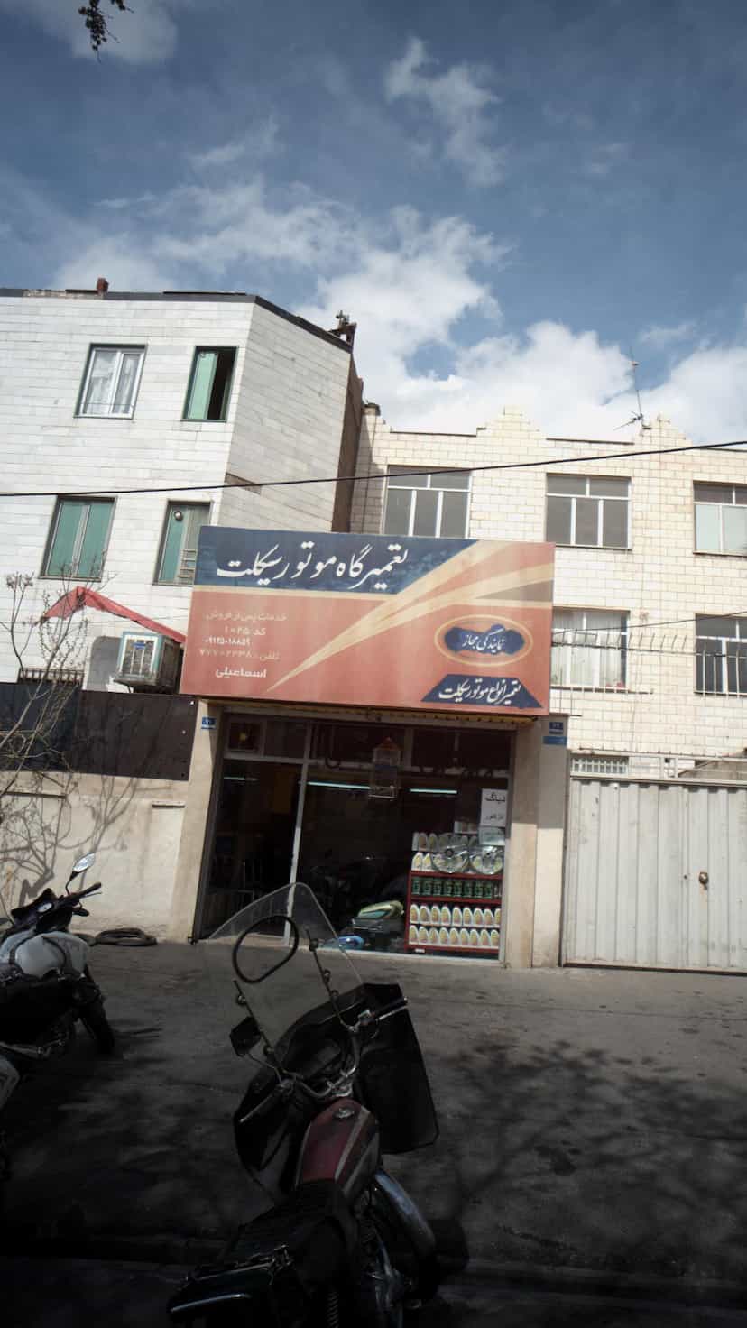 عکس تعمیرگاه موتور سیکلت در دانشگاه علم و صنعت 