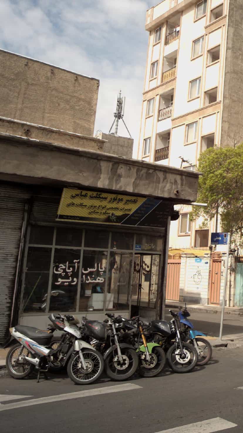 عکس تعمیر موتورسیکلت عباس در خانی آباد نو 