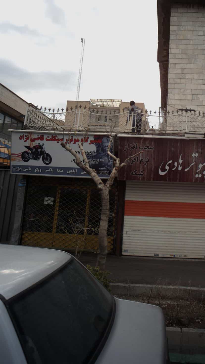 عکس تعمیرگاه موتور سیکلت قاضی زاده در دانشگاه علم و صنعت 