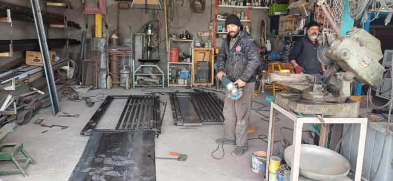 عکس کارگاه فلزکاری و جوشکاری خزلی