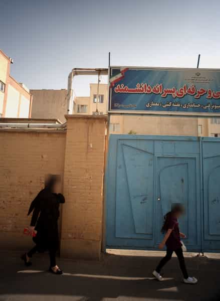 عکس هنرستان بازرگانی و حرفه ای پسرانه دانشمند در سیزده آبان تهران