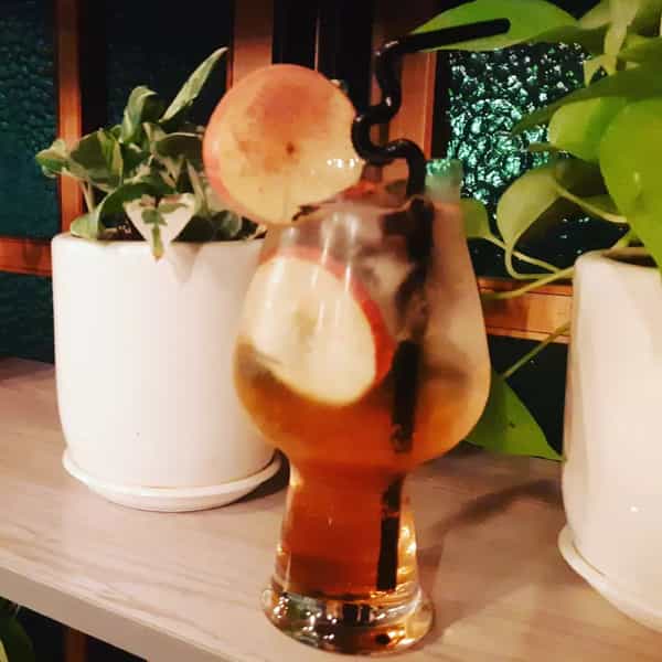 عکس کافه کتاب فلسفه در انقلاب تهران