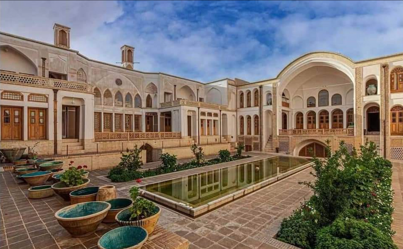 عکس خانه و هتل تاریخی منوچهری در پشت عمارت کاشان