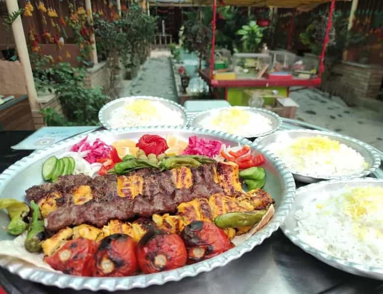عکس باغچه رستوران ریحون در مدرس الیگودرز