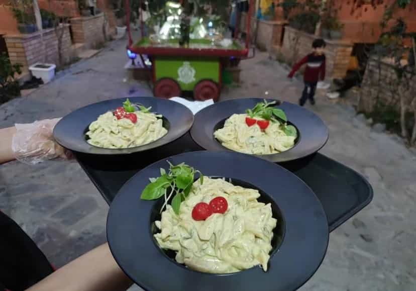 عکس باغچه رستوران ریحون در مدرس الیگودرز