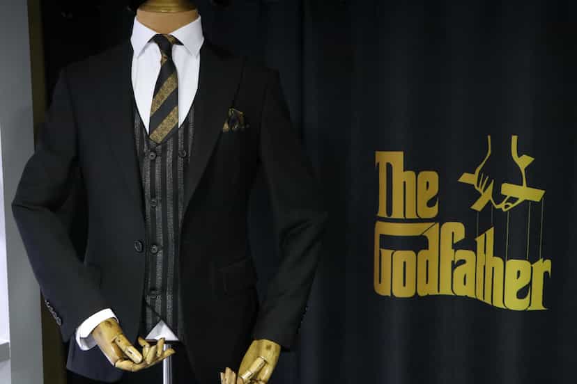 عکس کت و شلوار پدر خوانده در بازار یاسوج