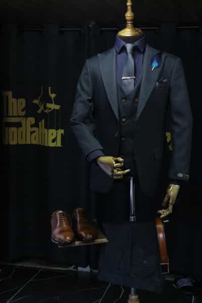 عکس کت و شلوار پدر خوانده در بازار یاسوج