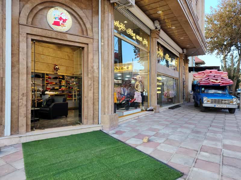 عکس پوشاک بابانوئل در شهر ملارد