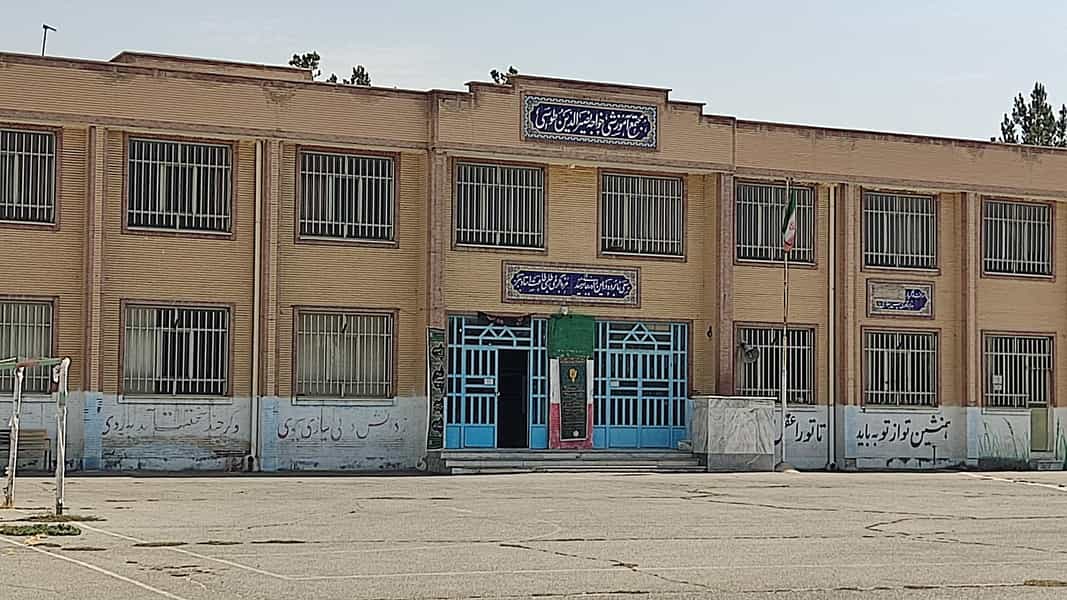 عکس مدرسه خواجه حافظ در فاز ۳ اندیشه اندیشه