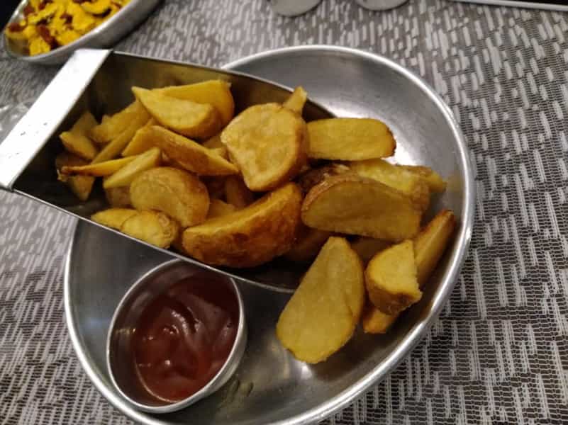 عکس کافه رستوران گل سرخی در شریعتی شهرکرد