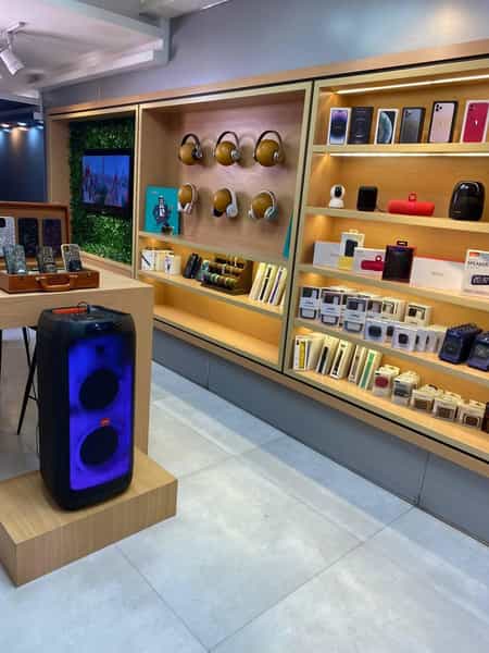 عکس اپل استورایران در نشاط قائم شهر