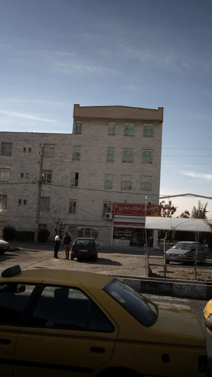 عکس مشاورین املاک مدرن در شهر فردیس