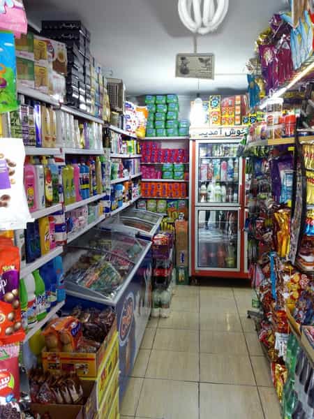 عکس سوپر مارکت جوان 