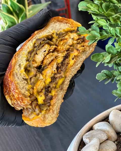 عکس گلد برگر در حافظیه 