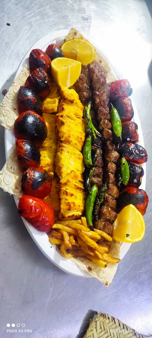 عکس کترینگ خانواده در شهر فردیس