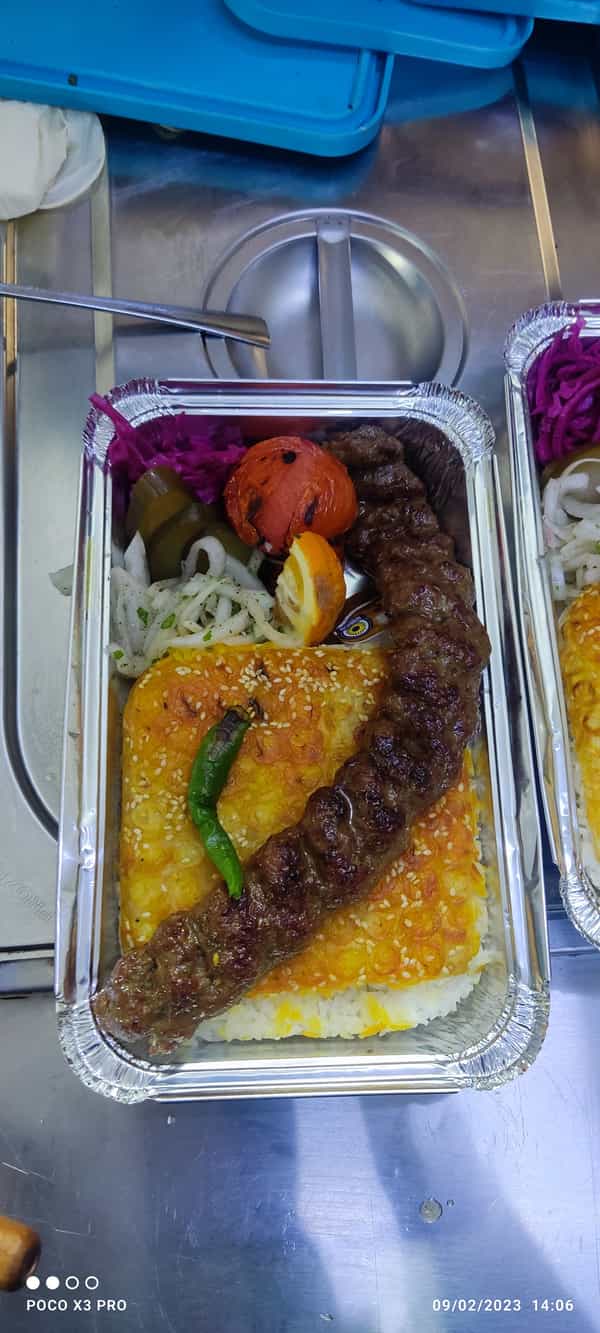 عکس کترینگ خانواده در شهر فردیس