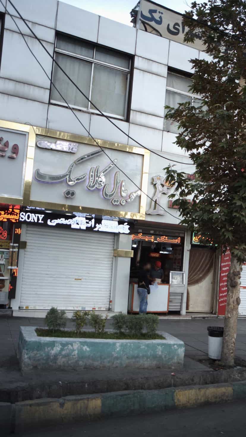 عکس موبایل کلاسیک در شهر فردیس
