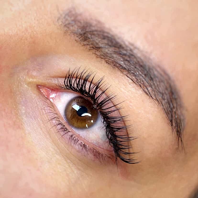 عکس سالن تخصصی ناخن، مژه، رنگ و لایت لاراتیس