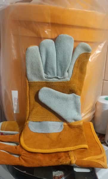 عکس دستکش دوزی عسگری در صادقیه اسلام‌شهر